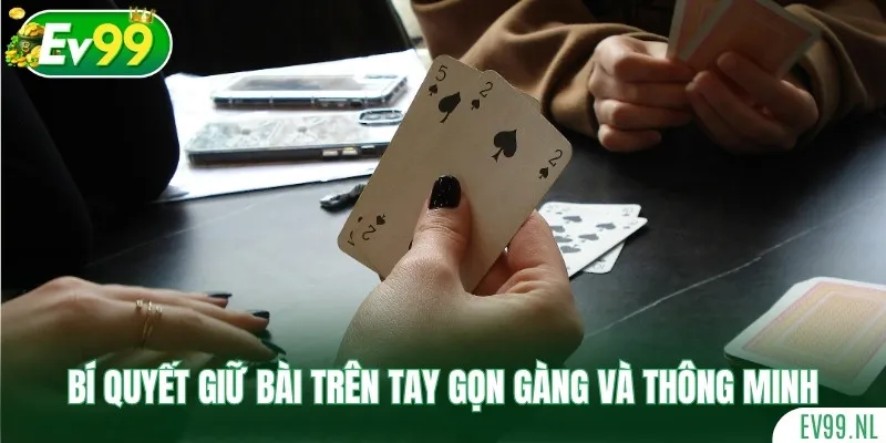 Bí quyết giữ bài trên tay gọn gàng và thông minh Bí quyết giữ bài trên tay gọn gàng và thông minh
