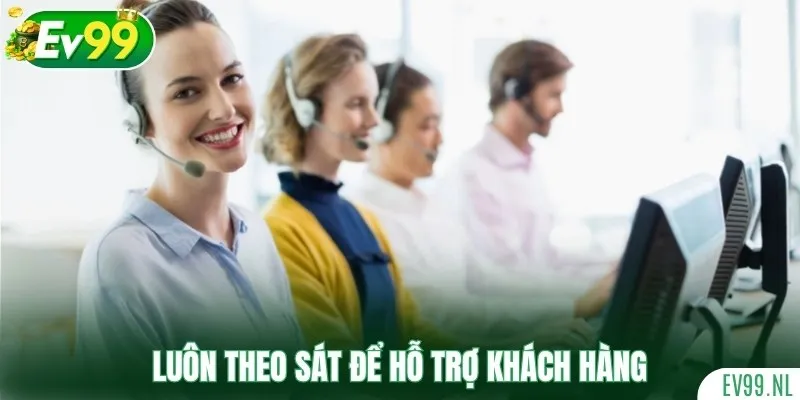 Tư vấn viên luôn theo sát để hỗ trợ khách hàng Tư vấn viên luôn theo sát để hỗ trợ khách hàng